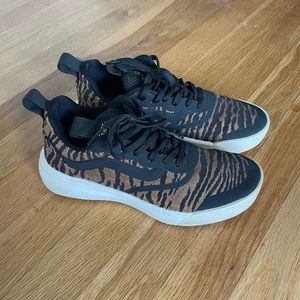 Vans Women’s Ultrarange Woven Tiger, Size 7